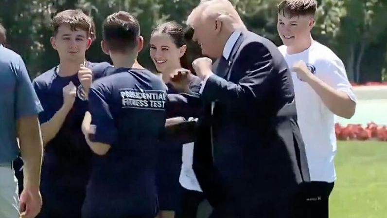 Jovens vestem camisetas do Teste de Aptidão Física, cuja premiação foi retomada por Trump para incentivar exercícios; programa havia sido encerrado em 2012