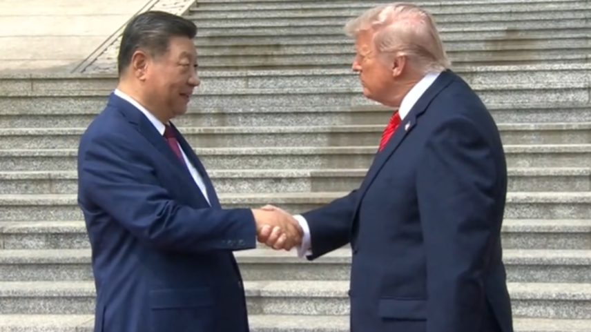 imagem colorida da chegada de trump à china para reunião com xi jinping