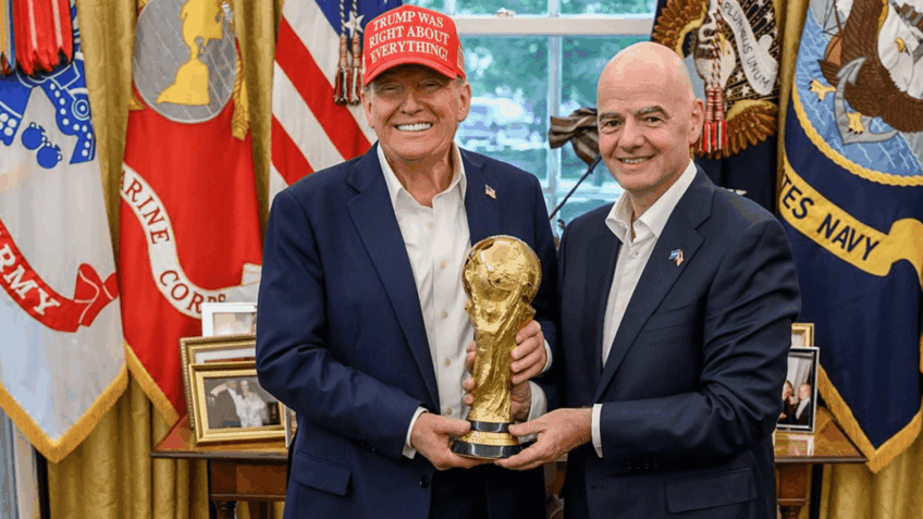 Trump (à esq.) expressou preocupação com torcedores de classe trabalhadora que fazem parte de sua base eleitoral. "Se pessoas do Queens e do Brooklyn e todas as pessoas que amam Donald Trump não puderem ir, eu ficaria desapontado", afirmou