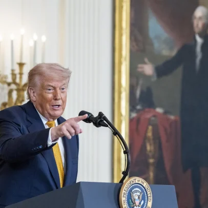 Trump assina nova estratégia contra cartéis um dia antes de encontro com Lula