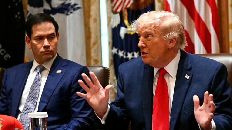 O secretário de Estado dos EUA, Marco Rubio, ao lado do presidente Donald Trump (KENT NISHIMURA/AFP)