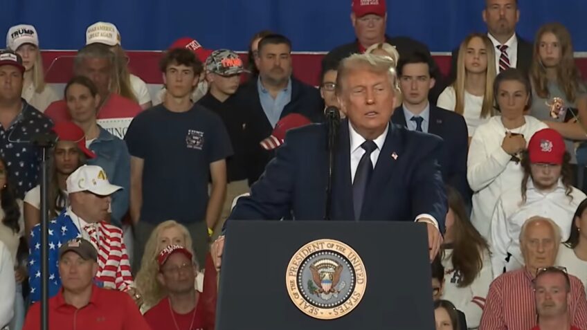 “Eu não me importo de ser chamado de um ditador tirano e brilhante. O que não quero é ser chamado de burro”, disse Trump