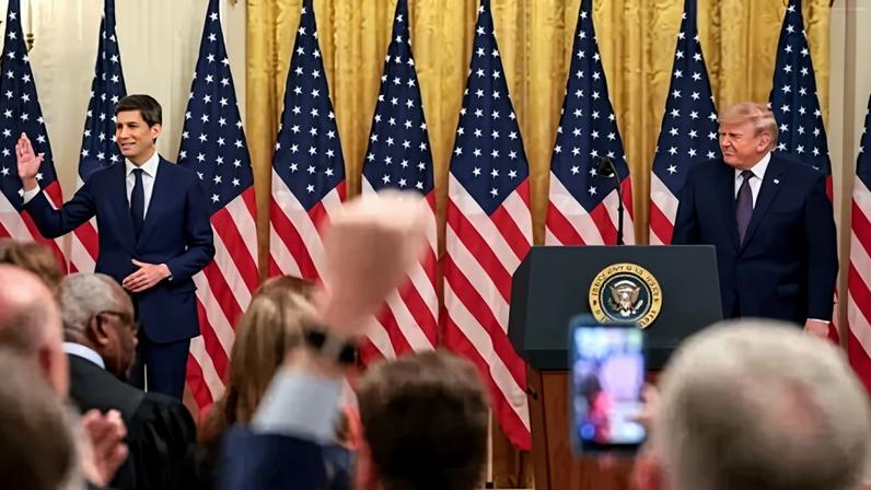 Presidente dos EUA, Donald Trump, e o novo chair do Federal Reserve, Kevin Warsh, no Salão Leste da Casa Branca, durante a cerimônia de posse de Warsh, em Washington, em 22 de maio de 2026