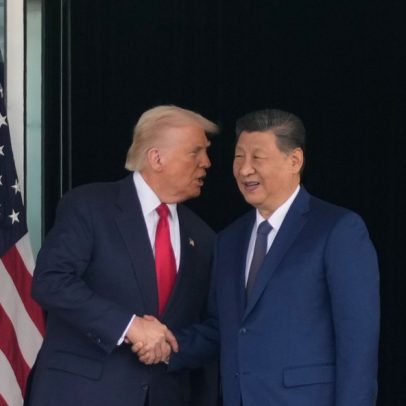 Famílias de dois americanos presos na China pedem intervenção de Trump