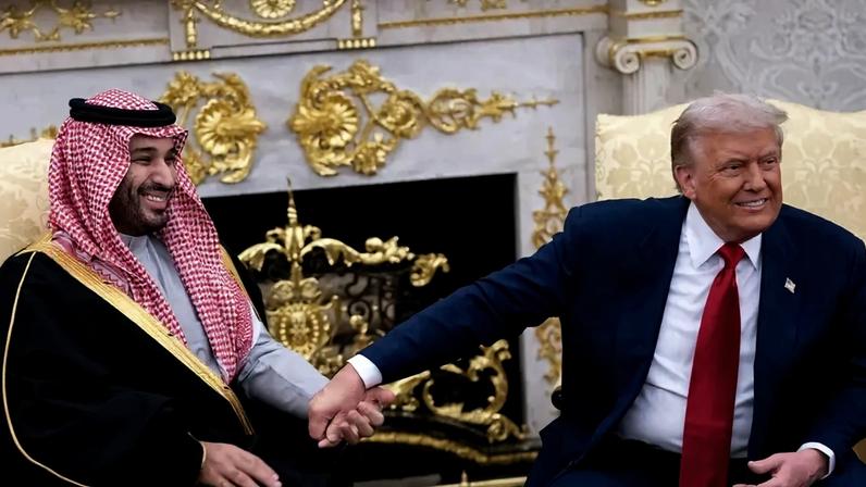 O príncipe herdeiro e premiê saudita, Mohammed bin Salman, e o presidente dos Estados Unidos, Donald Trump, em encontro na Casa Branca em novembro (Foto: NATHAN HOWARD/EFE/EPA)