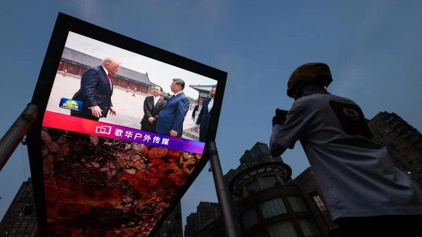 Chineses em Pequim acompanham em telão a visita de Trump a Xi Jinping (Foto: WU HAO/EFE/EPA)