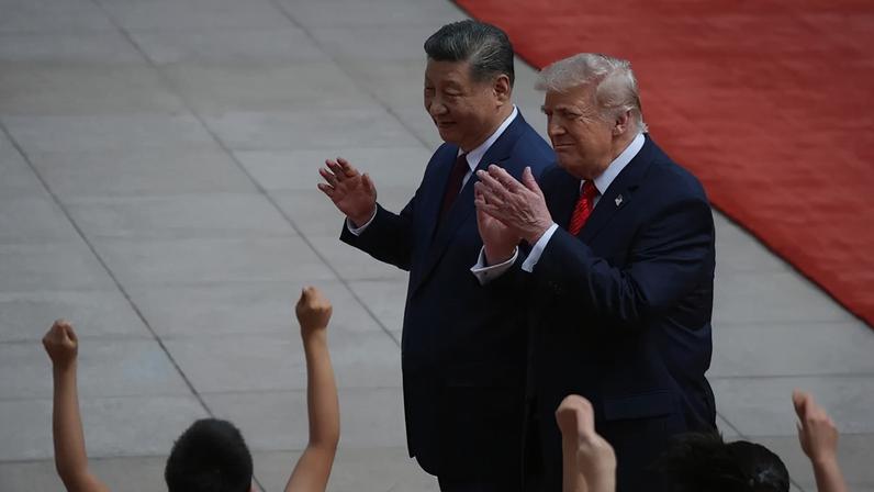 O ditador da China, Xi Jinping, e o presidente dos Estados Unidos, Donald Trump, em encontro em Pequim na semana passada (Foto: Maxim Shemetov/EFE/EPA)