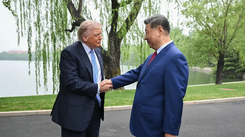 O presidente dos Estados Unidos, Donald Trump, cumprimenta o ditador Xi Jinping no último dia da sua viagem à China (Foto: Ministério das Relações Exteriores da China/EFE)
