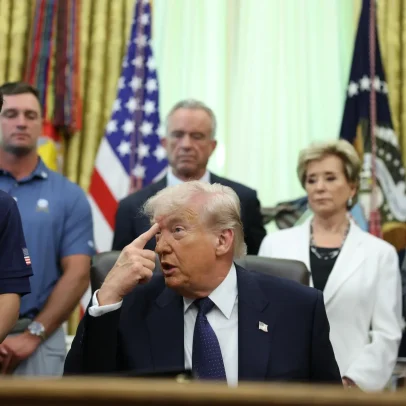 Trump volta a criticar o papa e afirma colocar católicos em risco