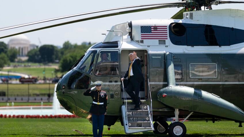 Na imagem, Trump embarca em aeronave para viagem à China
