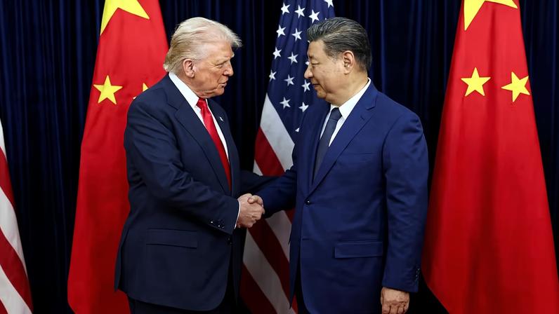 Presidentes Donald Trump (EUA) e Xi Jinping (China) durante reunião na Coreia do Sul — Foto: Evelyn Hockstein/Reuters