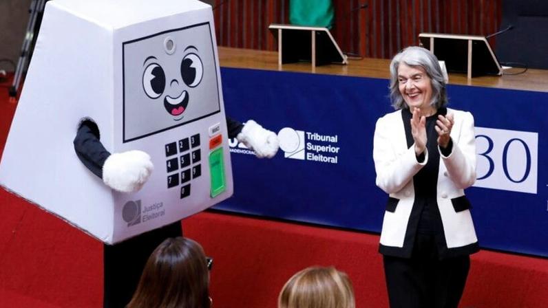 Pilili, mascote oficial das eleições 2026, foi lançado em evento que contou com a participação da presidente do TSE, ministra Cármen Lúcia