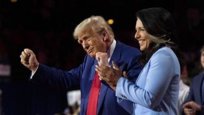 Trump e Tulsi Gabbard, então Diretora de Inteligência Nacional dos Estados Unidos