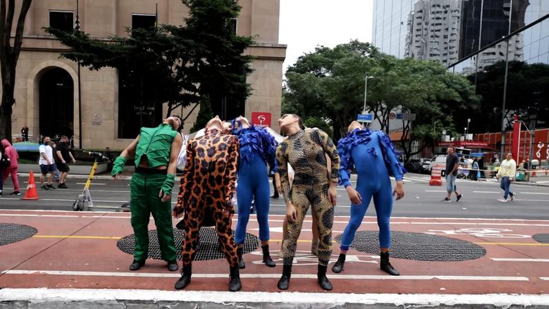 Performance de artistas da Cia de Dança do Pantanal na Avenida Paulista