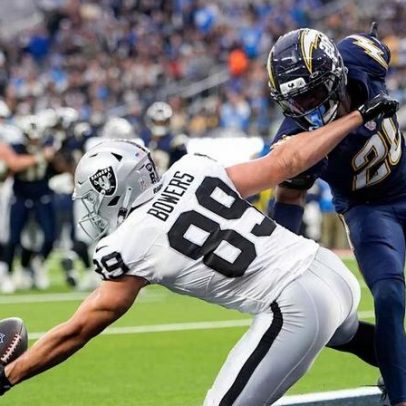 Klint Kubiak elogia Brock Bowers como jogador excepcional