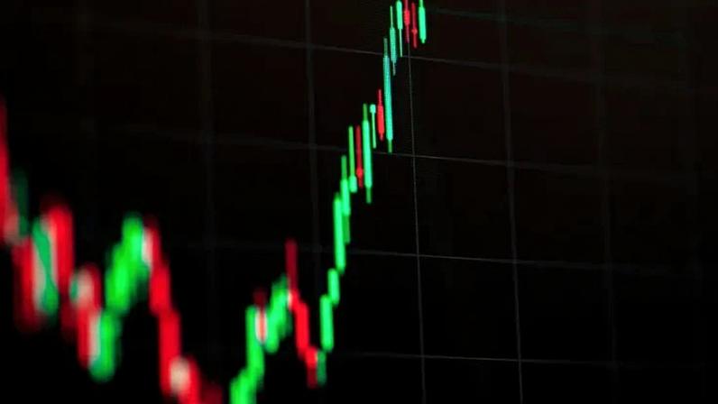 Ibovespa cai com pressão de bancos, Petrobras e cenário externo