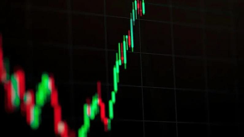 Ibovespa abre em alta com apoio dos bancos e varejo
