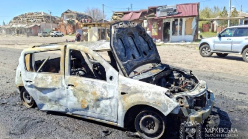 Imagem colorida mostra carro depois do ataque - Metrópoles