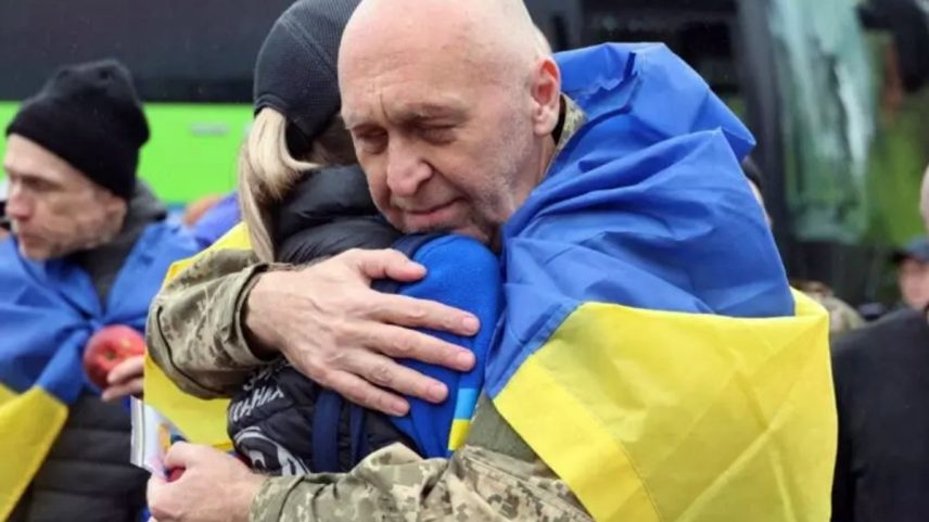 Homem com bandeira da Ucrânia abraça mulher após mais de 500 corpos serem devolvidos pela Rússia - Metrópoles