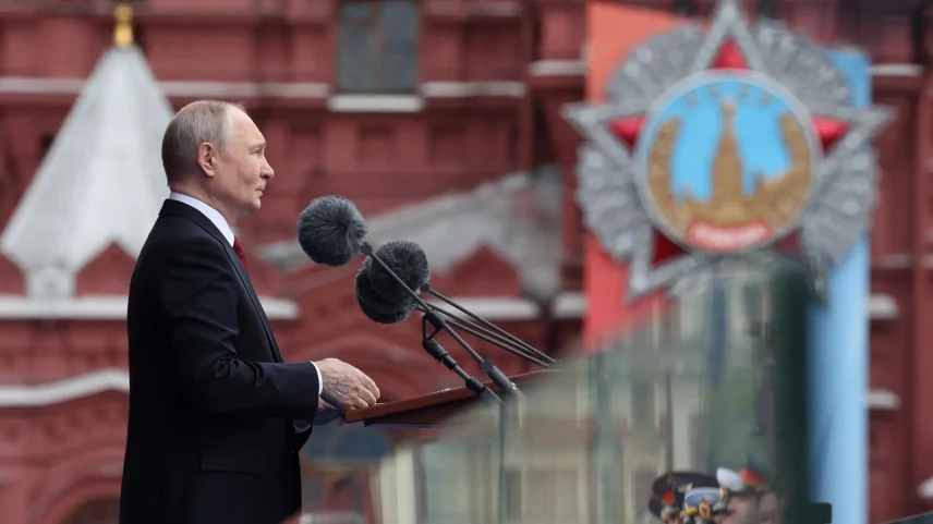 O ditador russo, Vladimir Putin, discursa durante o desfile do Dia da Vitória em Moscou, no sábado (9) (Foto: ALEXANDER KAZAKOV/SPUTNIK/KREMLIN/EFE/EPA)
