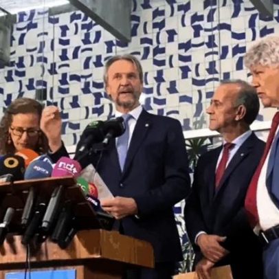 PT, PC do B e PSOL pedem CPI e acionam PF contra Flávio Bolsonaro