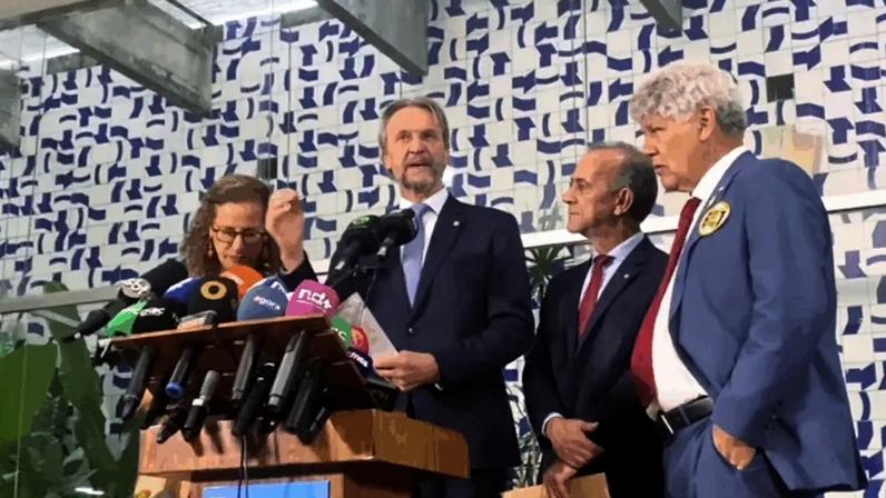 Da esquerda para a direita: a deputada Jandira Feghali (PC do B-RJ), o deputado Pedro Uczai (PT-SC), o deputado Helder Salomão (PT-ES) e o deputado Chico Alencar (Psol-RJ), em entrevista a jornalistas na Câmara