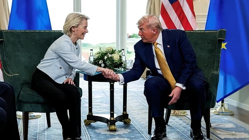 Presidente dos EUA, Donald Trump, com a presidente da Comissão Europeia, Ursula von der Leyen, em Turnberry, Escócia, em 27 de julho de 2025