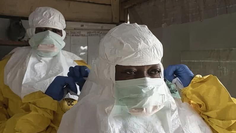 Pessoas vestindo equipamentos de segurança para entrar em contato com pacientes infectados pelo vírus Ebola, na África.