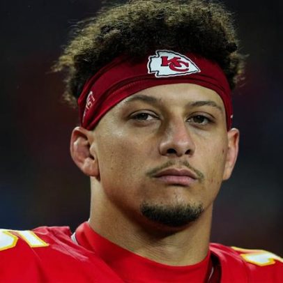 Chiefs não confirmam participação de Mahomes em OTAs devido a joelho
