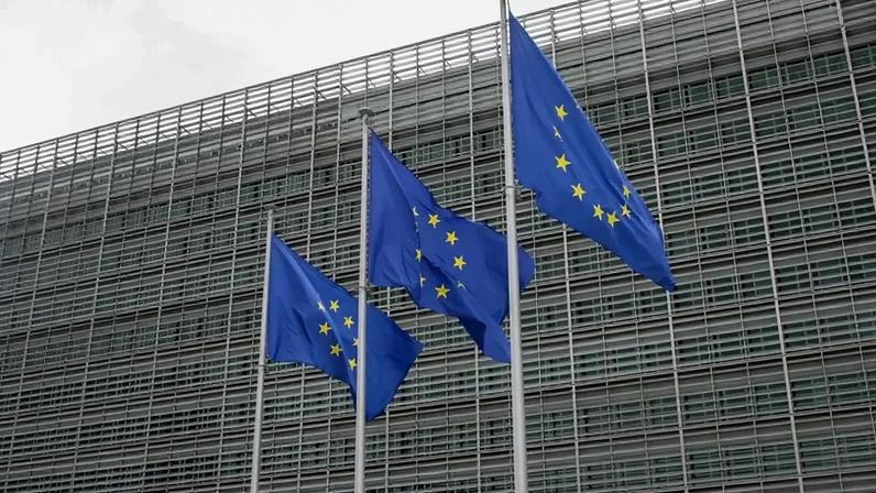 Acho que as redes não são um caso perdido, mas um campo de conflito, em que as empresas e governos reagem a pressões, diz o articulista; na imagem, bandeiras da UE