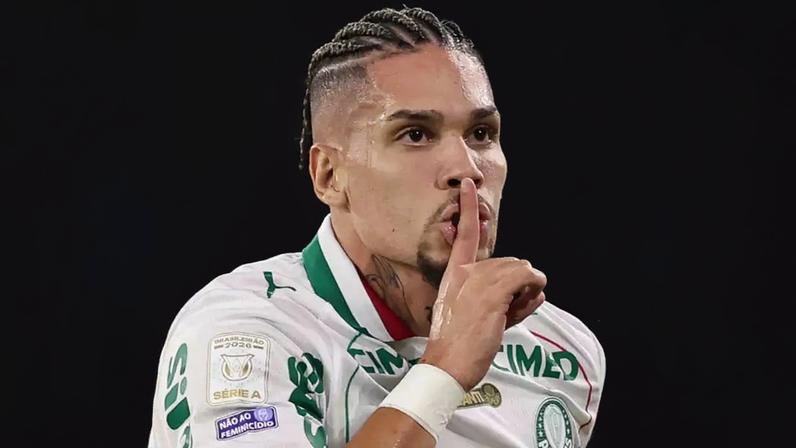 Paulinho, do Palmeiras, provoca torcida do Flamengo