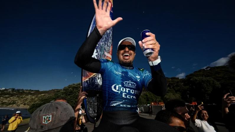 Italo Ferreira é campeão em Raglan