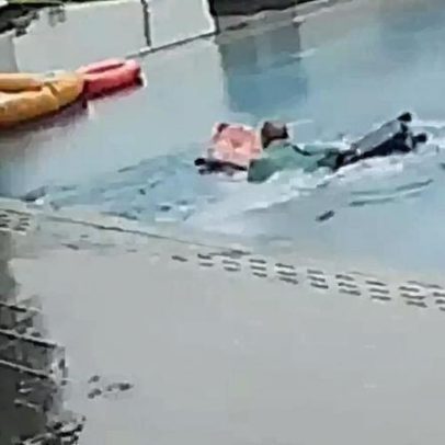 Funcionário derruba malas de hóspedes na piscina de hotel; vídeo mostra