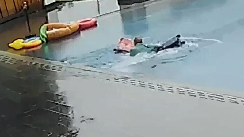 Funcionário confunde área molhada por chuva e cai com malas de hóspedes dentro de piscina em hotel na China