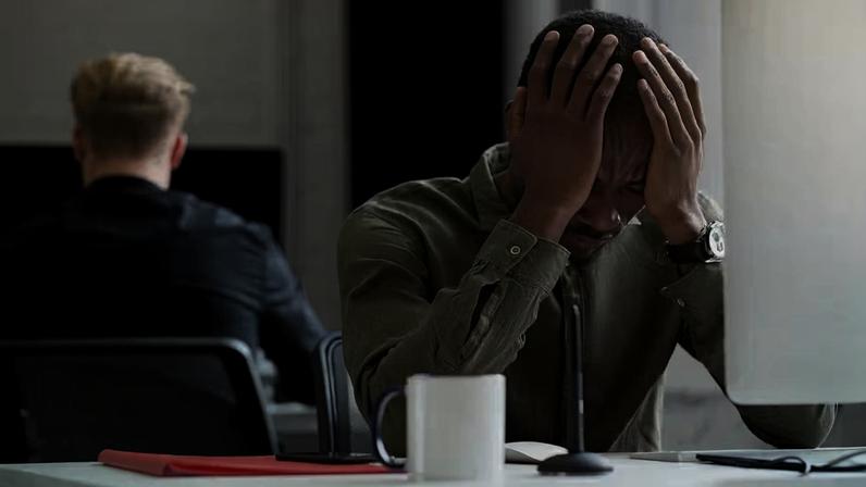 Efeitos da 'dívida psicológica' afetam tanto a produtividade dos funcionários quanto sua autopercepção e a relação com os demais colaboradores — Foto: Freepik