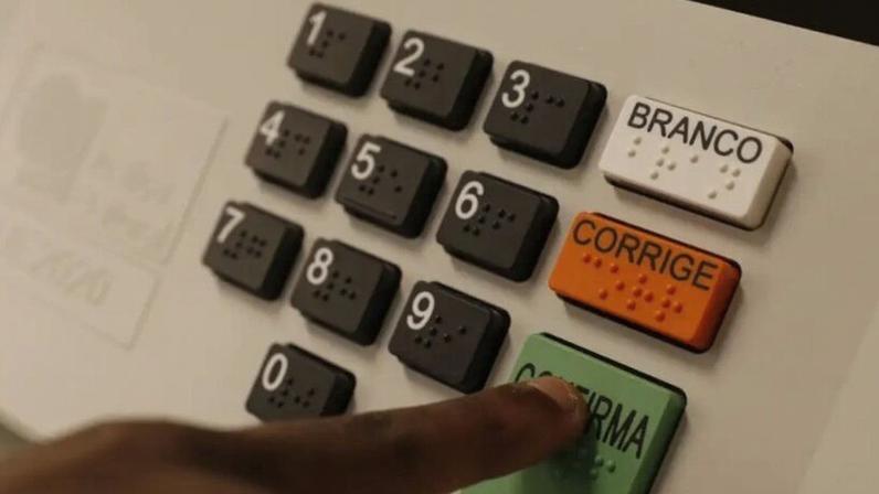 Segundo levantamento da Genial/Quaest divulgado em 15 de fevereiro de 2026, 43% dos brasileiros dizem não confiar no sistema de votação, enquanto 53% afirmam confiar.