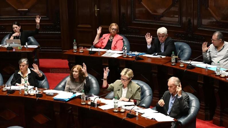 Lei tornando legal a prática foi aprovada no Legislativo do país (foto) em outubro de 2025 e regulamentada em abril deste ano pelo presidente esquerdista Yamandú Orsi (Foto: Federico Gutiérrez/EFE)