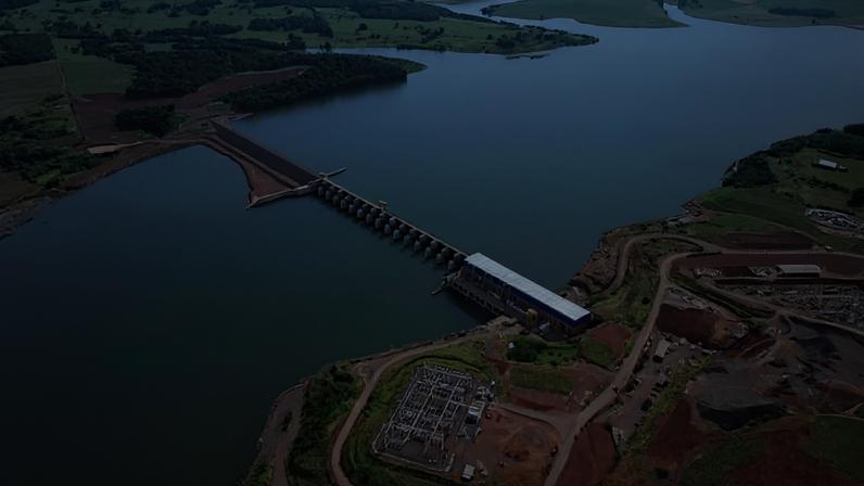 O desafio não é apenas garantir energia, mas fazê-lo com inteligência econômica e visão de futuro, diz o articulista; na imagem, a hidrelétrica Baixo Iguaçu, no Paraná