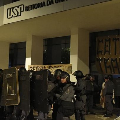 PM utiliza gás para desalojar estudantes da reitoria da USP