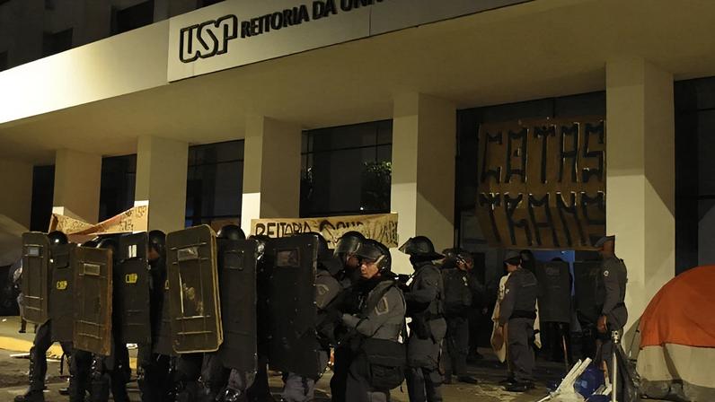 Policiais militares participaram da desocupação da reitoria da USP na madrugada deste domingo, segundo estudantes