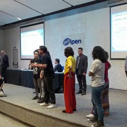 Estudantes em greve tumultuam reunião do Conselho da USP