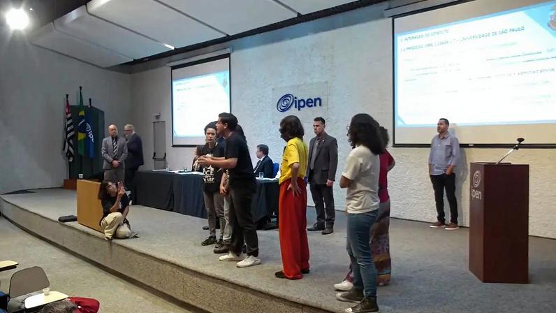 Em reunião do Conselho Universitário da USP, estudantes se recusaram a seguir a ordem de inscrição dos oradores e tentaram impor suas pautas aos gritos. (Foto: Reprodução / YouTube / Sala do Conselho Universitário - USP)