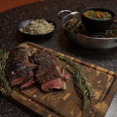 Vaca velha na brasa com farofa de castanha-de-pequi e purê de cenoura