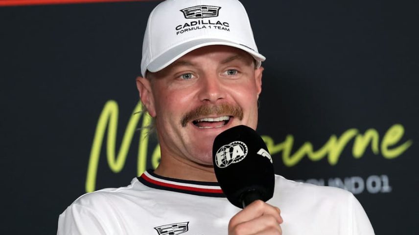 Valtteri Bottas em coletiva antes de GP da Austrália na F1 2026 (Foto: Martin KEEP / AFP)