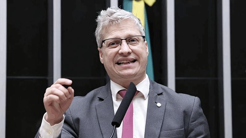 Alcolumbre enviará PEC do horário flexível à CCJ, diz Van Hattem