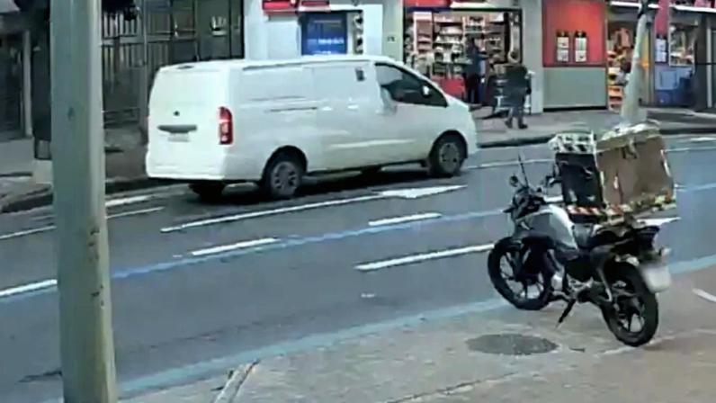 Vídeo mostra momento em que van atropela filha de diplomatas no Rio - Metrópoles
