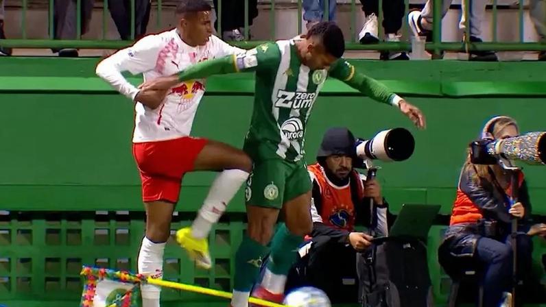 Áudio do VAR aponta contato muito leve em cartão de Bragantino