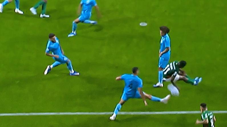 VAR anula gol do Palmeiras contra o Santos por mão de Arias
