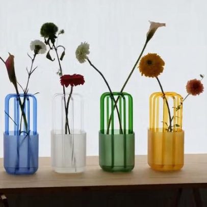 Vaso com treliça de vidro guia flores a se colocarem sozinhas
