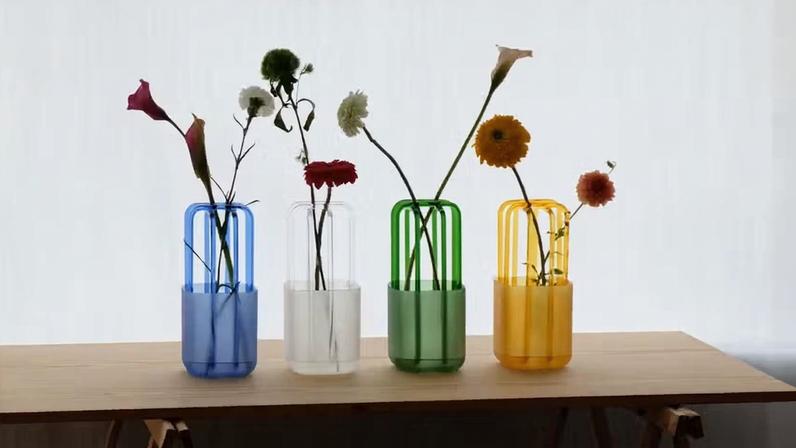 Com uma treliça de vidro transparente que guia os caules de forma natural, o vaso Rila transforma arranjos florais em composições intuitivas e ainda funciona como peça escultural mesmo sem flores